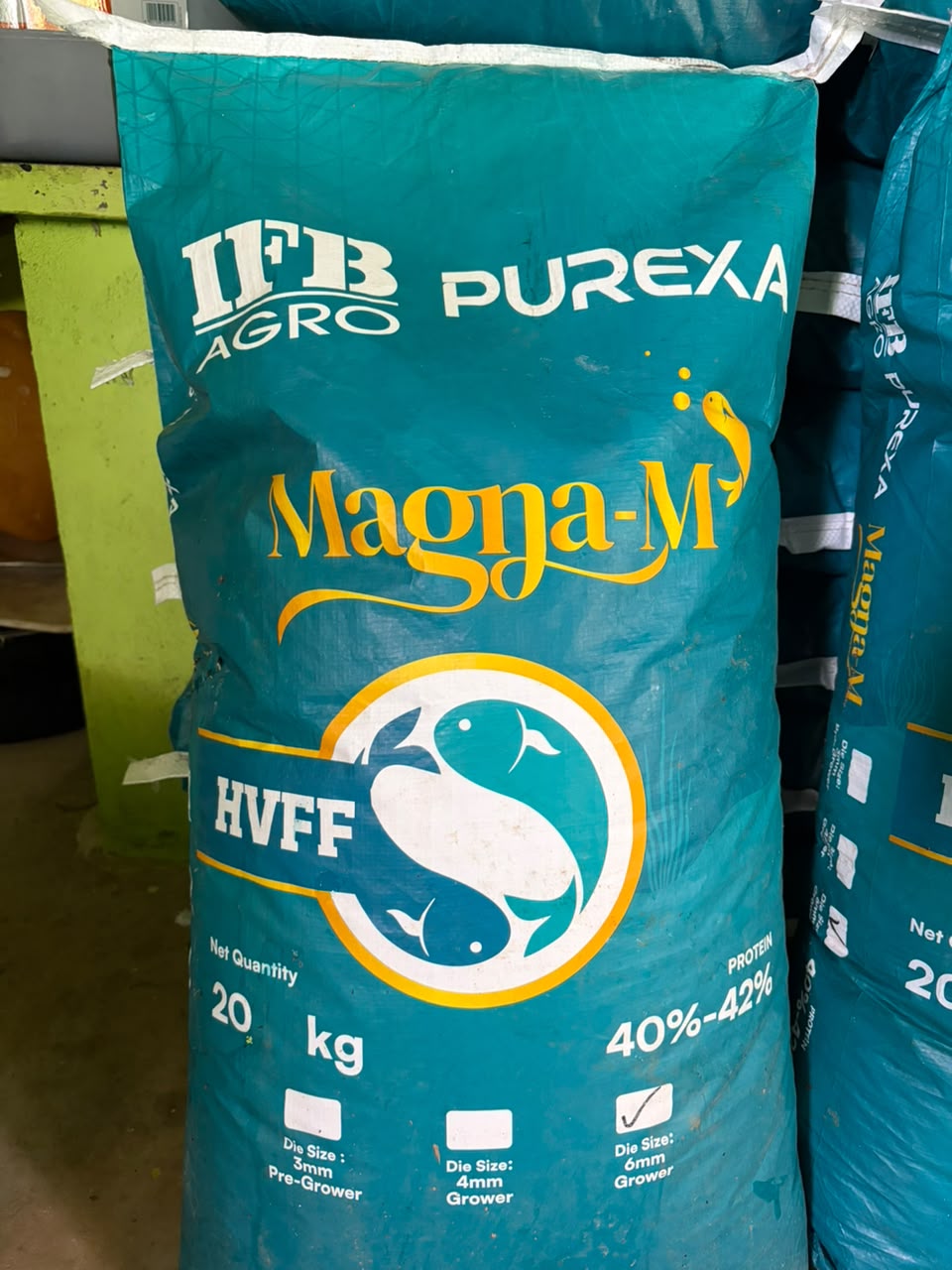 Premium floating feed pellets